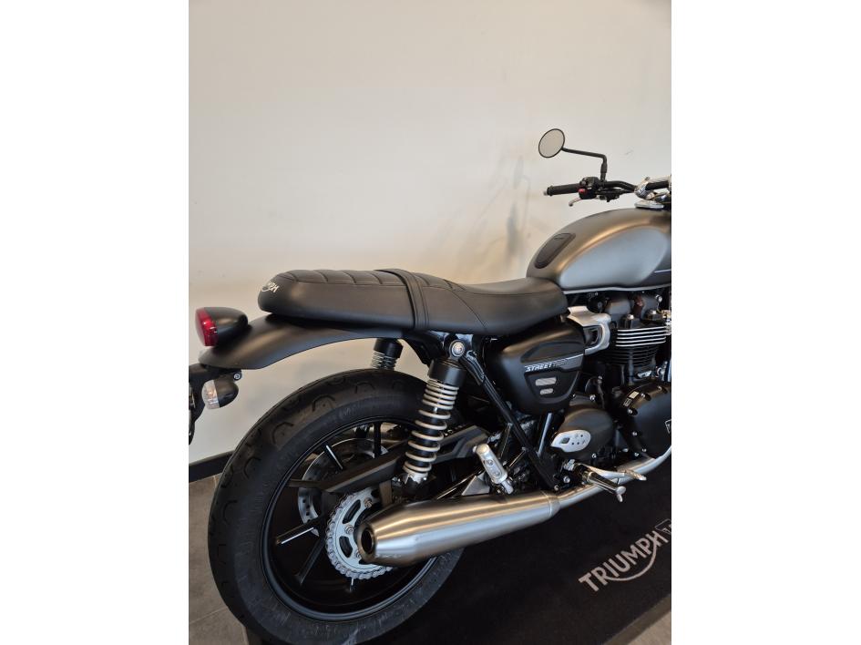 TRIUMPH STREET TWIN  900